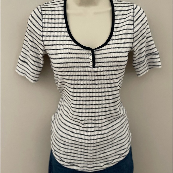 ABERCROMBIE & FITCH WOMANS HENLEY KNIT TOP - Picture 1 of 14